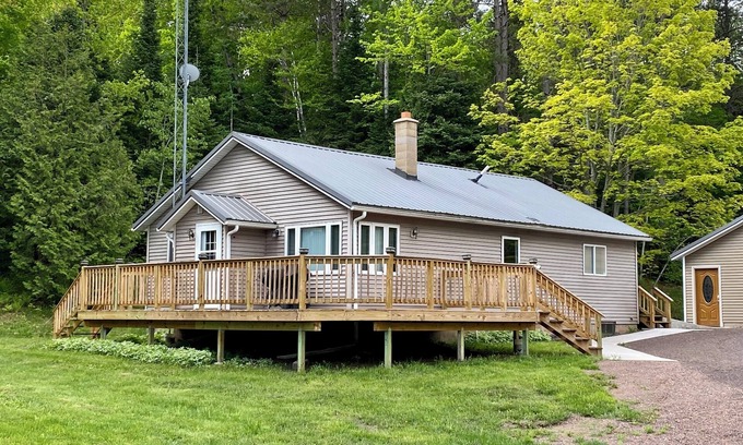 Hurley Casa | Snowmobiles, Skiing, ABR Amazing 2-bedroom house with WiFi in Hurley, Mercer