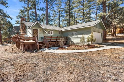 Whispering Forest Casa | Snowridge - Charming classic cabin with a wood burning fireplace and WiFI!