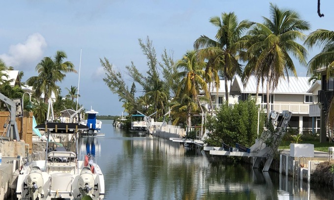 Ramrod Key Casa | Paisaje nevado - Hogar limpio y tropical 3/2 construido a medida en Beautiful Canal