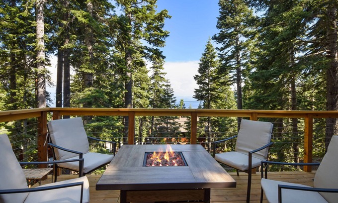 Talmont Casa | Snowshoe Cabin | 3 Decks, BBQ & Hot Tub!