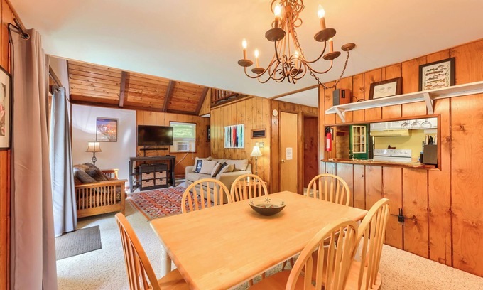 Snowshoe Cabina | Snowshoe Cabin w/ Resort Perks - Ski, Tube & More!