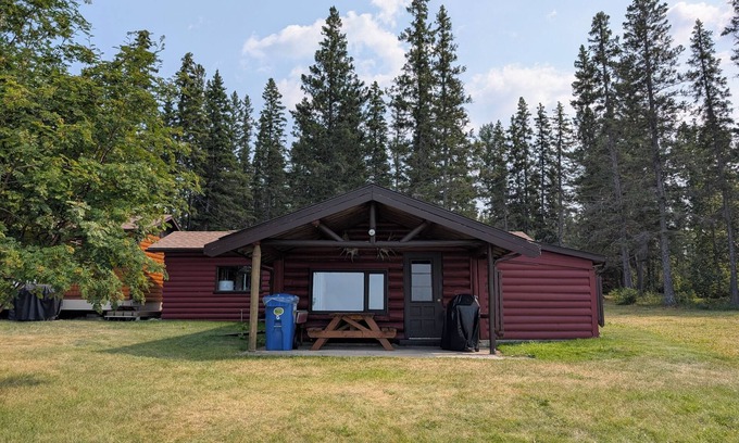 The Pas Cabina | Snowy Owl: A lakefront log cabin at Clearwater Lake for the whole family!