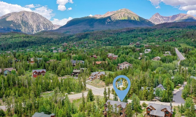 Three Peaks Casa | Snowy Paws at Eagles Nest Townhome: Cozy Mountain Getaway