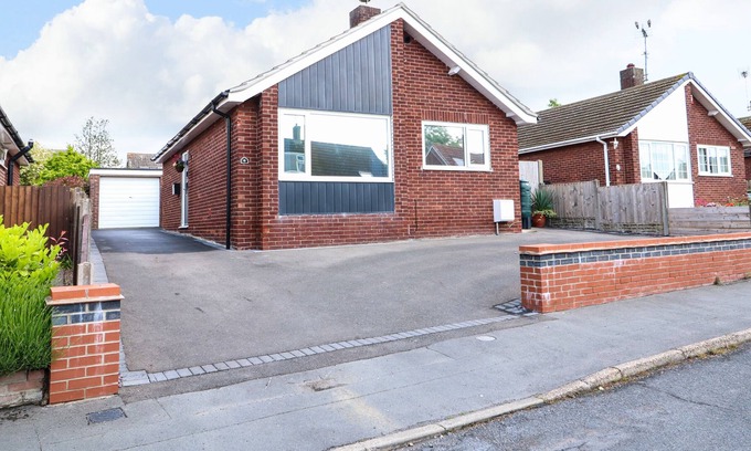 Lincoln Cabaña | SNUFFLING HEDGEHOG, pet friendly, with a garden in Cherry Willingham