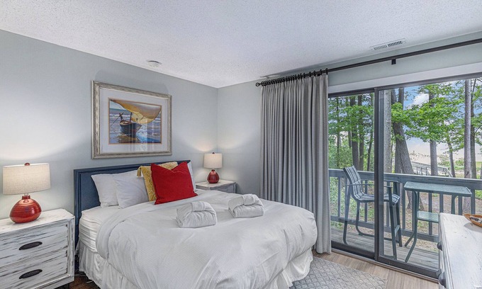 Acme Condominio | ☀ Snug Lake View Condo @ The Shores