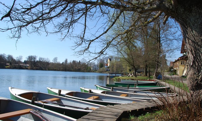 Wessling Condominio | Snug Stays: Design apartment for 4 people on Lake Wessling with garden I Ammersee