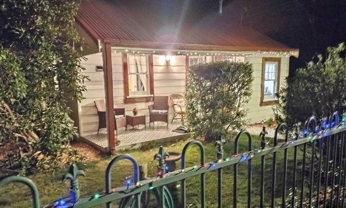 Katoomba Cabaña | Snuggle Inn Cosy Mountain Charmer Fireplace Garden Close to walks/cafes