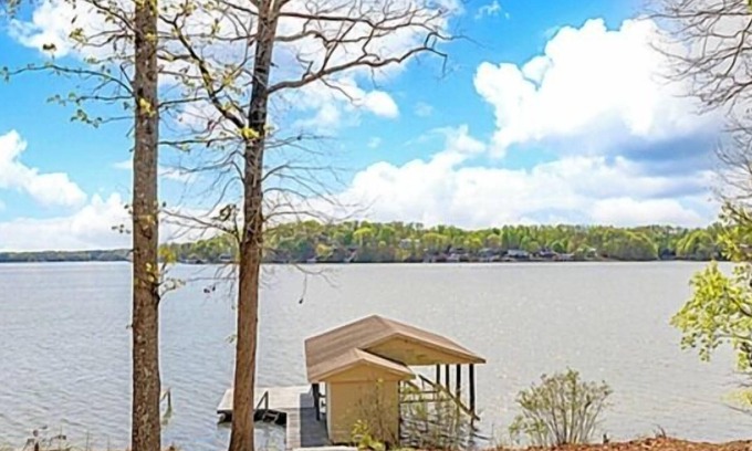 Morristown Casa | Snuggle Inn | Main Lake | Pet-friendly