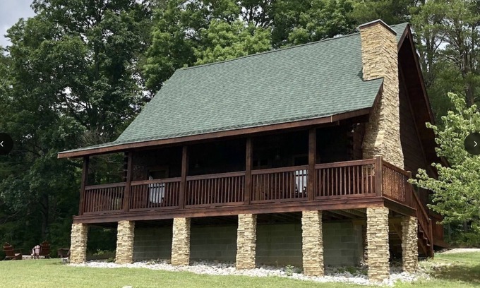 Spencer Cabina | Snuggle up in our 2/2 cozy cabin w/ hot tub. The perfect Fall getaway!