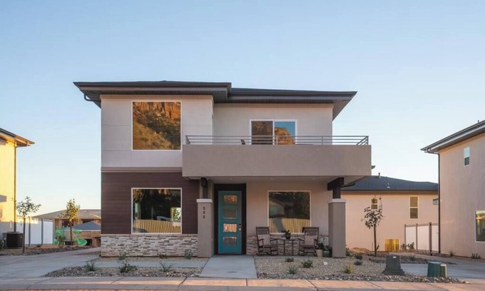 Hildale Casa | So Zion Coral Cliffs, 4Bed, 3Bath, Hot Tub, Deck, Fire Pits, Mountain View
