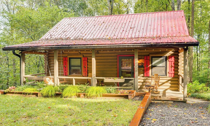 Cleveland Cabina | Soak in Hot Tub, Explore Outdoors: Cleveland Cabin