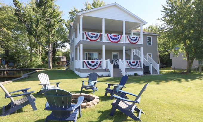 Jamestown Apartamento | Soak in the expansive views and enjoy lakefront at Willow Avenue! **Hot Tub**