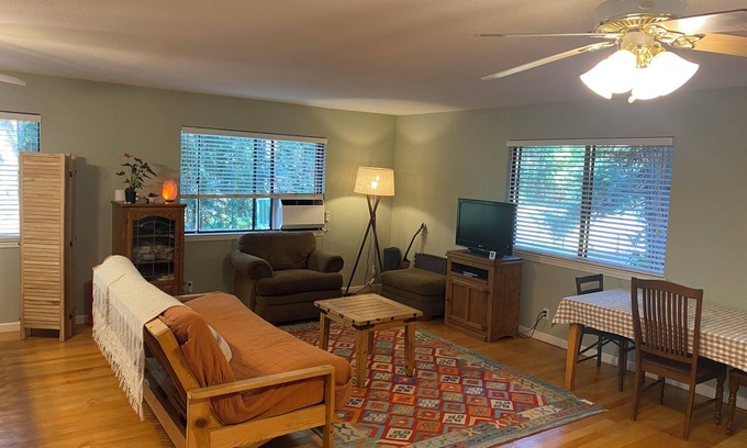 Nevada City Apartamento | Studio with newly remodeled bathroom and soaker tub near Edward's Crossing