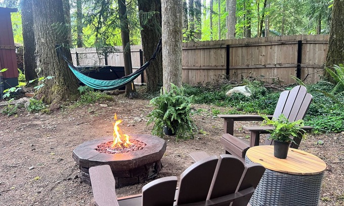Rhododendron Cabina | Soak & Stargaze! Hot Tub, Fire Pit, Forest Air Cabin near Mt. Hood