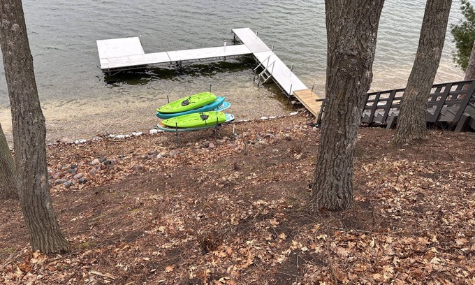 Wautoma Casa | Soak Up the Last Rays- Hot Tub Pier & Paddleboards