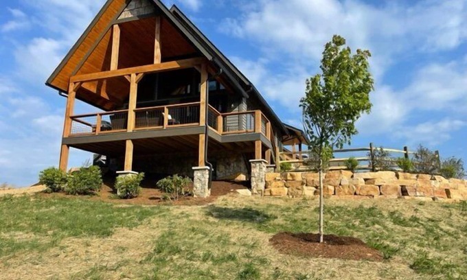 Elk Park Casa | Soaring Hawk Lodge at Eagles Nest - pet run, big views, two suites