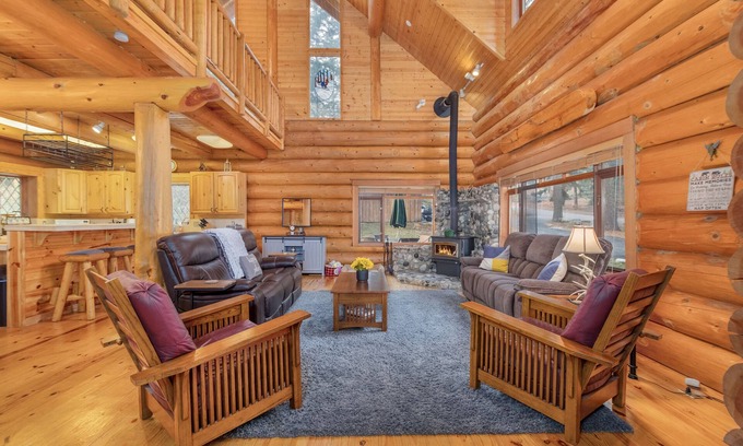 Leavenworth Cabina | Soaring Pines Lodge-Log Cabin, Hot Tub, Pool Table