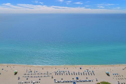Flamingo/Lummus Apartamento | SOBE MONARCH-WALK TO THE BEACH - OCEAN DRIVE GOOD TIME HOTEL AND ANGLER HOTEL ACROSS THE STREET