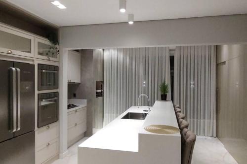 Picarras Casa | Sobrado com piscina, banheira e garagem coberta.