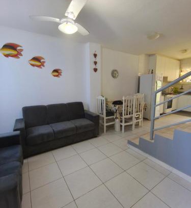 Matinhos Casa | Sobrado confortável a uma quadra do mar.