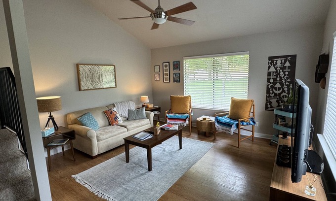 East Congress Condominio | SOCO Condo in Quiet East Congress Neighborhood