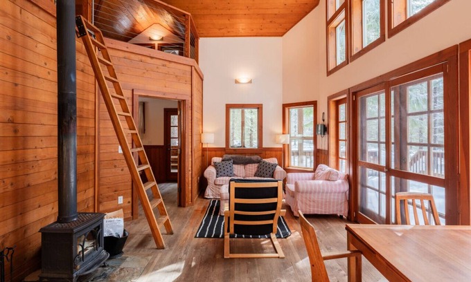 Ashland Cabina | Soda Mountain Cabin w/ Jacuzzi and Wood Stove at Green Springs Inn