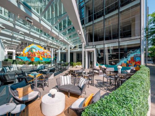 Rush and Division Hotel | Sofitel Chicago Magnificent Mile