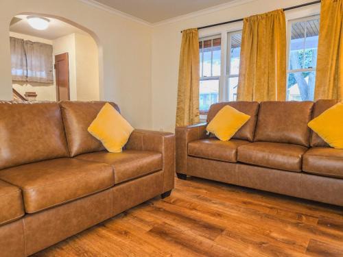 Niagara Falls Casa | Soft Sheets & Sweet Dreams - 3 Bedroom Home with Driveway