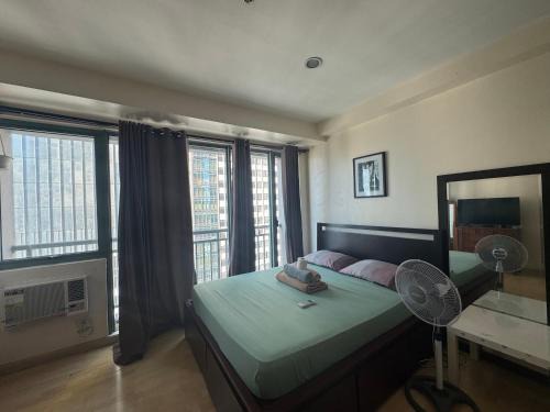 Highway Hills Apartamento | SOHO Condotel EDSA Shaw near SM Megamall FREE Pool Access