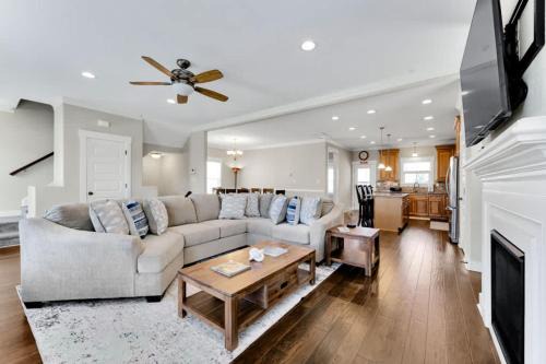 East Ocean View Casa | Sojourn Bay Haven Beach Home Steps to the Bay