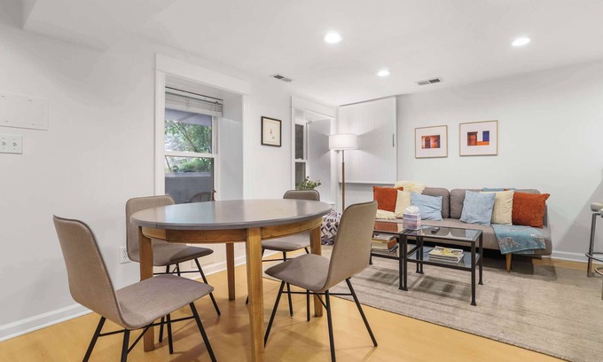 Capitol Hill Apartamento | Sojourn Cap. Hill Bliss w/Sunroom & Front Patio