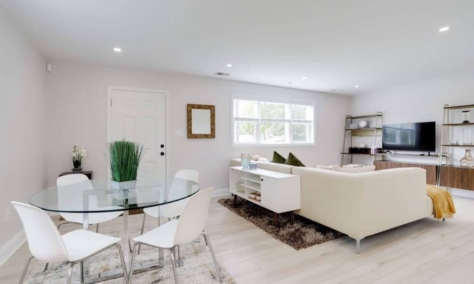 Seminary Hill Casa | Sojourn on Duke NEW 3 BR in Alexandria