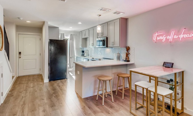 Galindo Condominio | Cozy Condo w/in Close Proximity to Downtown - by PMI Austin Metro