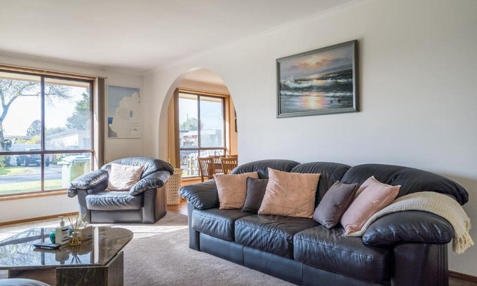 Dromana Casa | Solander's Retro Residence - By the Beach Group Stay
