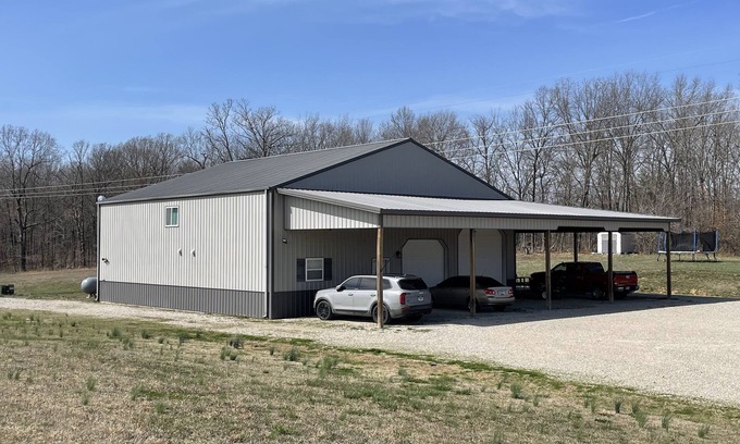 Rombauer Cabina | SOLAR ECLIPSE! Lodge on10ac open field. 4 bed, 1 bath. Family/Pet friendly