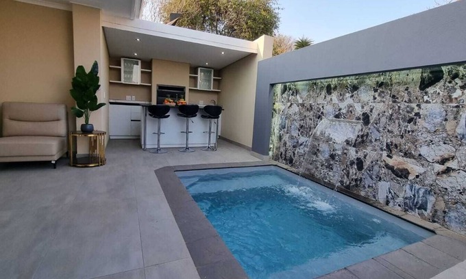 Northcliff Casa | Solar-powered cozy house with splash pool and jacuzzi