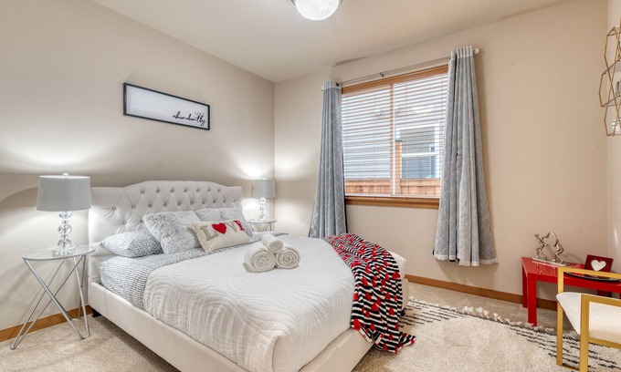 North Creek Casa | SOLAR VILLA: Relocation perfect. Relax here!