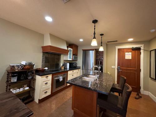 Canmore Apartamento | Solara Escape - 2BR Retreat with Pool - Hot Tub - Gym - Spa