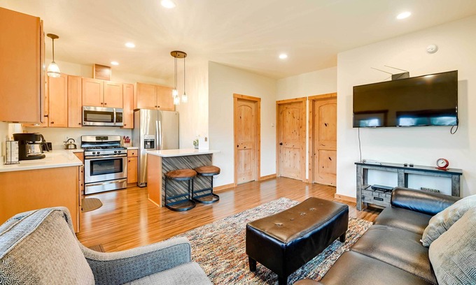 Soldotna Cabina | Casa de pueblo cerca del río Kenai w / Deck & Fire Pit!