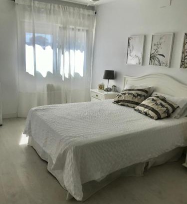 Montequinto Casa | Soleada,amplia con baño privado