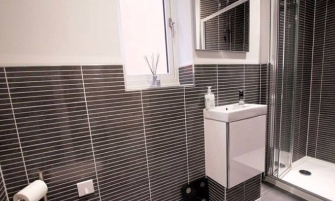 Portsmouth Casa | Solent Heights Modern Luxury with Hot Tub & Garden Sleeps 8