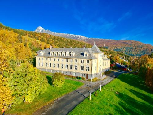 Lyngseidet Casa | Solhov, Castle of the Lyngen Alps