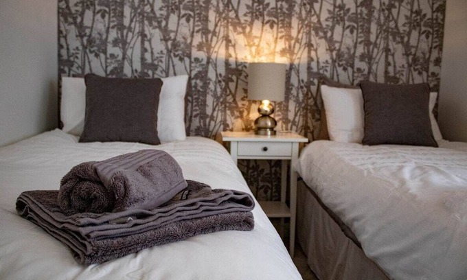 Olton Casa | Solihull Stay - 3 bedroom House (5 guests). Ideal for Solihull/ JLR/ HS2