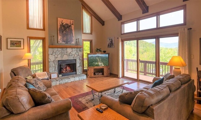 Sugar Mountain Chalet De Esquí | "Solitude Above All" spacious, cozy chalet w/mountain views NEW LISTING DISCOUNT