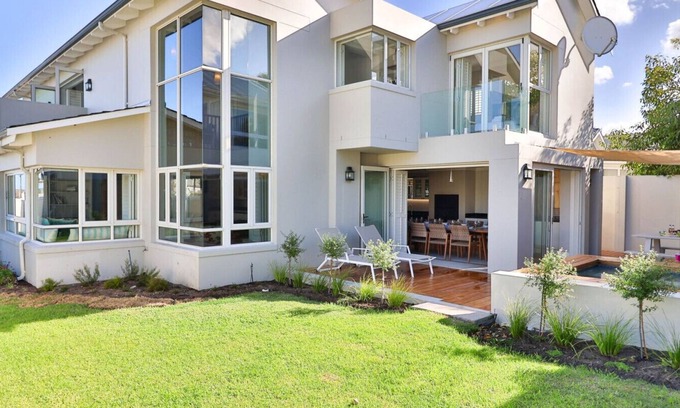 Voelklip Casa | Somer Sout | Contemporary Villa with Splash Pool, Pizza Oven & Mountain Views near Langbaai