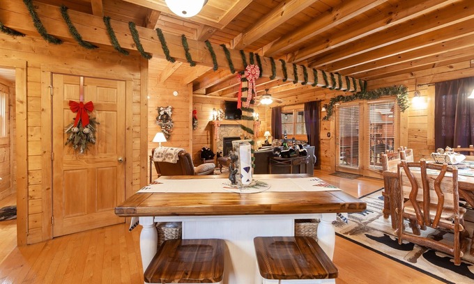 Sevierville Cabina | Something Extra 2 Bedroom Cabin by RedAwning