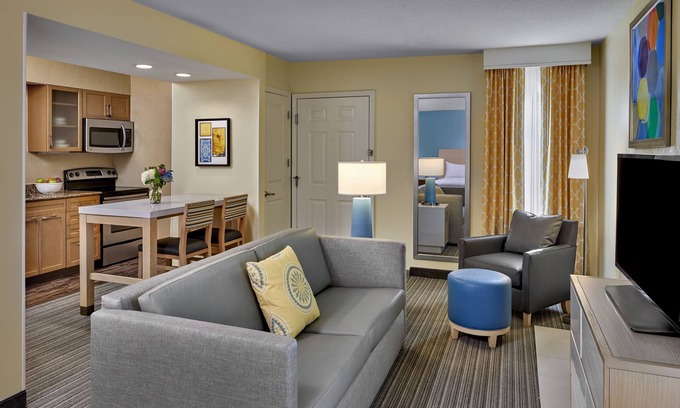 Middleburg Heights Hotel | Sonesta Simply Suites Cleveland Airport