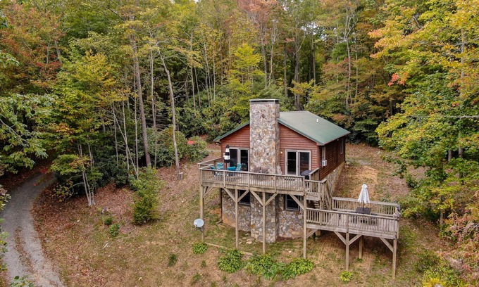 Vilas Cabina | Alquiler de vacaciones en Songbird Cabin ubicado en Cornett Deal Christmas Tree Farm