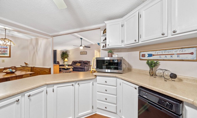 Eatonton Casa | Songbird House sleeps 8, wrap around porch, kayaks, canoe, dock & great fishing!