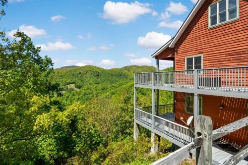 Skyland Casa | Songbird Sanctuary Under New Management, Hot Tub, Deck & Year-Round Views